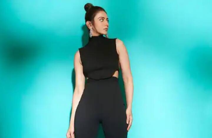 ਇਸ ਦੌਰਾਨ ਰਕੁਲ ਦੇ ਲੇਟੈਸਟ ਫੋਟੋਸ਼ੂਟ ਦੀਆਂ ਤਸਵੀਰਾਂ ਇੰਟਰਨੈੱਟ 'ਤੇ ਵਾਇਰਲ ਹੋ ਰਹੀਆਂ ਹਨ। ਇਸ 'ਚ ਅਦਾਕਾਰਾ ਬਲੈਕ ਕਲਰ ਦੇ ਆਊਟਫਿੱਟ 'ਚ ਨਜ਼ਰ ਆ ਰਹੀ ਹੈ।