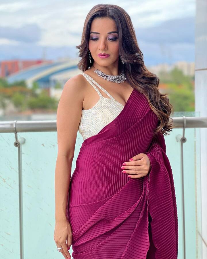 એક્ટ્રેસનો સાડીમાં ખૂબ જ હોટ અંદાજ જોવા મળ્યો છે.મોનાલિસાએ સાડી પહેરીને પોતાની સુંદરતામાં ચાર ચાંદ લગાવ્યા હતા.
