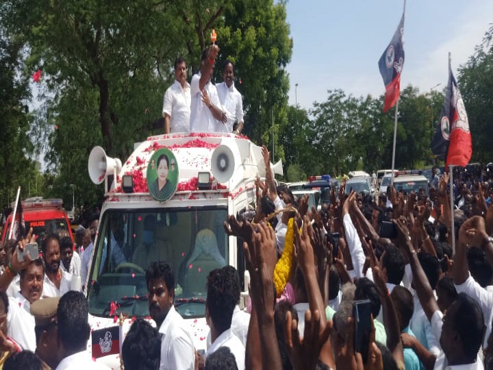 AIADMK : ஓபிஎஸ்க்காக கூடிய கூட்டம்! ஈபிஎஸ் போட்டோ மீது செருப்பு வீச்சு! மதுரை பரபரப்பு!