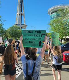 US Abortion Law: અમેરિકામાં ગર્ભપાતનો કાનૂની હક છીનવતા નારાજગી, અનેક શહેરોમાં લોકોએ રસ્તા પર ઉતરી કર્યુ વિરોધ પ્રદર્શન