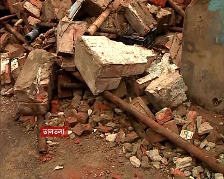 Death of a pedestrian due to house collapse in Kolkata Kolkata News: ভেঙে পড়ল বাড়ি, মহানগরে পাঁচিল চাপা পড়ে মৃত্যু প্রৌঢ়ের