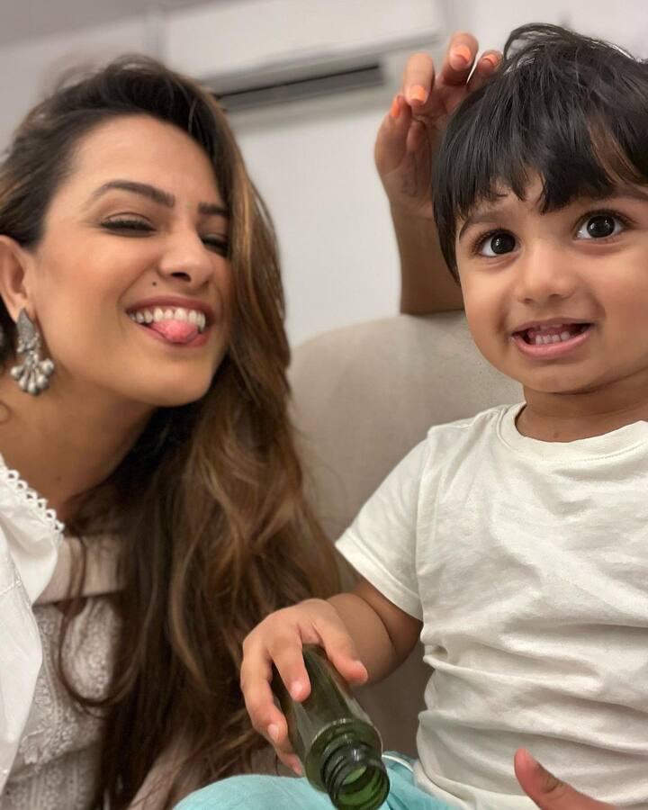 एक्ट्रेस अपने क्यूट बेटे आरव के साथ फनी पोज दे रही हैं, जबकि उनके लाडले मासूम मुस्कुराहट से सभी का दिल चुरा रहे हैं.