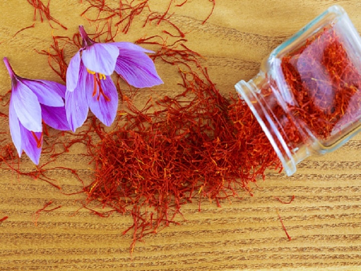 Saffron Cultivation: नौकरी से भी ज्यादा पैसा मिलेगा, लाल सोना उगाकर कमायें 3-4 लाख रुपये महीना, जानें केसर की खेती के बारे में