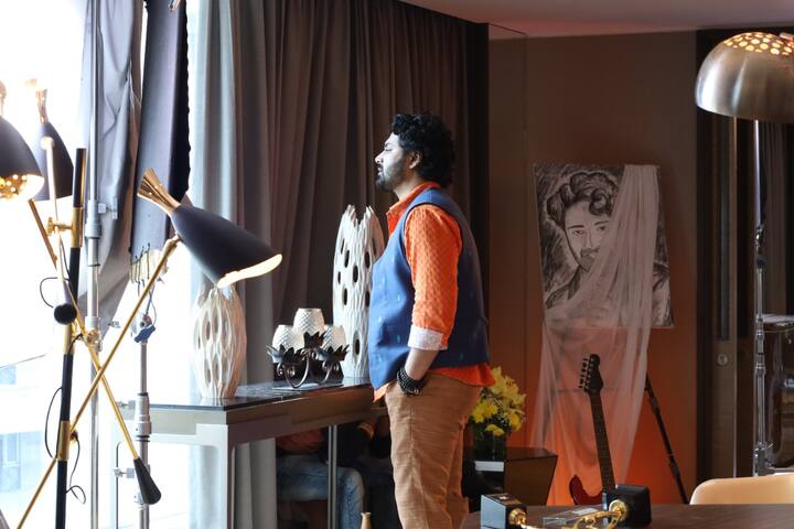 চিঠি বিলির উপার্জনেই সংসার চালায় সে । আর সাহেব খ্যাতনামা একজন নায়ক, গায়ক এবং খেলোয়াড় । বাইরে আসতে না চাওয়ার একমাত্র কারণ কী পা না থাকা? নাকি এর পিছনে লুকিয়ে আছে অন্য গল্প? কেবল মাত্র হিনমন্যতার জন্যই কী অনুরাগীদের সামনে এভাবে আসতে চান না সাহেব? উত্তর লুকিয়ে ধারাবাহিকের গল্পে।