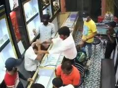 Hajipur Crime: ज्‍वेलरी शॉप में लूटपाट के दौरान अपराधियों ने ग्राहकों के साथ की थी मारपीट फ‍िर मारी थी गोली, देखें... VIDEO