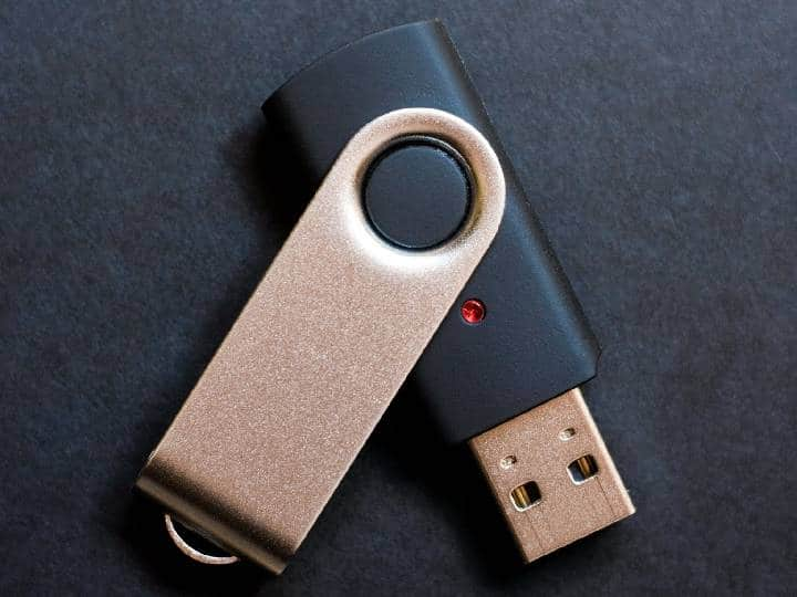 Japanese worker loses USB with entire citys data ஒரே பென்ட்ரைவ்..  4.60 லட்சம் நபர்களின் தகவல்! போதையில் தொலைந்த மொத்த டேட்டா!