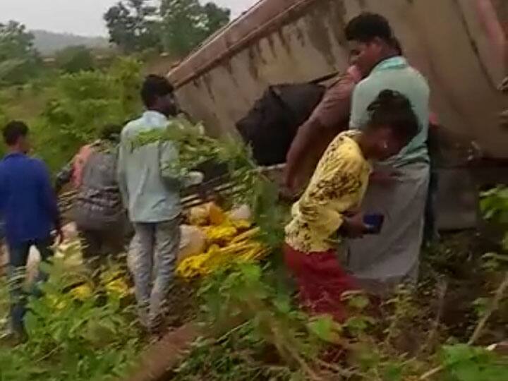 Road Accident in Chhattisgargh: यूपी से बिलासपुर जा रही यात्रियों से भरी बस खाई में गिरी, 2 मासूमों की गई जान, बचाव कार्य जारी Bus full of passengers going from UP to Bilaspur fell into a ditch, 2 innocent Dead rescue work in progress ann Road Accident in Chhattisgargh: यूपी से बिलासपुर जा रही यात्रियों से भरी बस खाई में गिरी, 2 मासूमों की गई जान, बचाव कार्य जारी