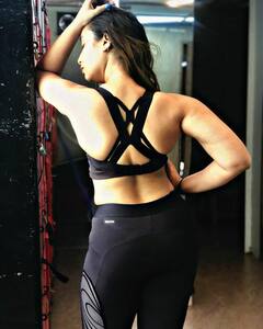 Photo: સ્ટાઈલિશ લુકમાં વર્ક આઉટ કરતી જોવા મળી રાની ચેટર્જી