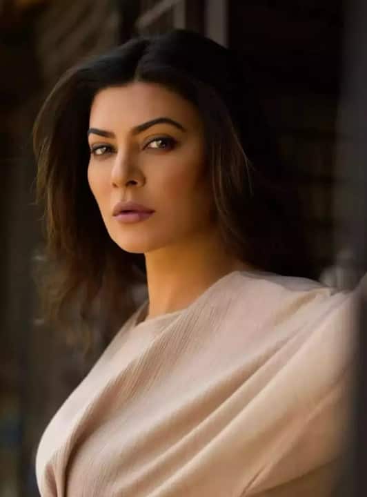 ग्रीस हॉलीडे के दौरान एक्ट्रेस सुष्मिता सेन (Sushmita Sen) जब एथेंस एयरपोर्ट पर पहुंचीं तो चोरों ने उनका सारा सामान चुरा लिया था और उनके पास कुछ नहीं छोड़ा था. सुष्मिता भारत सिर्फ अपने कपड़ों के साथ वापस लौटी थीं.