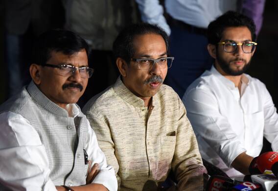 सामना के जरिए शिवसेना का विरोधियों पर हमला- 'अब्दुल सत्तार का हिंदुत्व खतरे में कैसे?' | Maharashtra