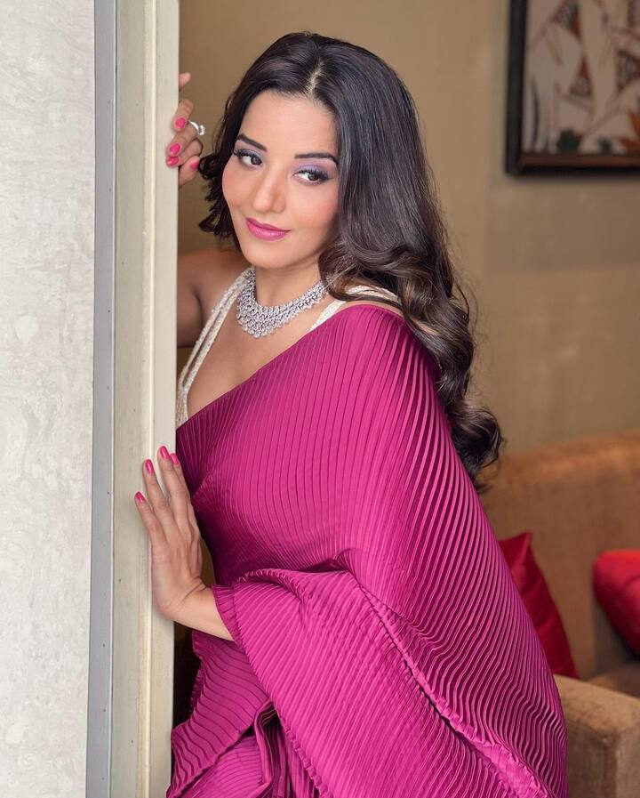 फिल्मों और टीवी सीरियल के अलावा मोनालिसा  सोशल मीडिया पर काफी एक्टिव रहती हैं और अपनी खूबसूरत फोटोज़ और डांस वीडियो से फैंस को एंटरटेन करती रहती हैं.