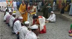 Ashadhi Wari PHOTO : लावणी कलाकारांकडून चौफुल्यावर वारकऱ्यांची अनोखी सेवा