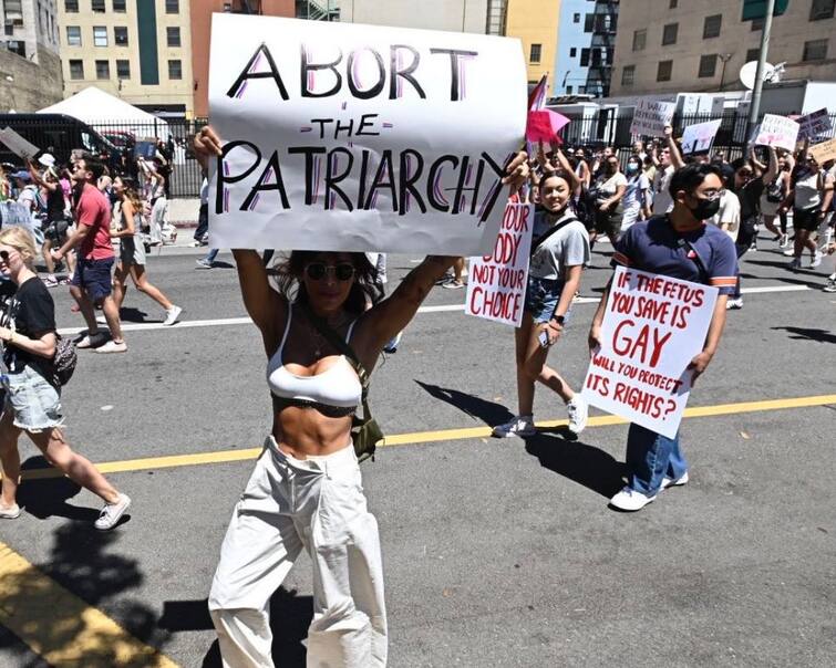 US Abortion Law: અમેરિકામાં ગર્ભપાતનો કાનૂની હક છીનવતા નારાજગી, અનેક શહેરોમાં લોકોએ રસ્તા પર ઉતરી કર્યુ વિરોધ પ્રદર્શન