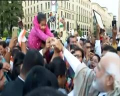 અભિવાદન ઝીલતા ઝીલતા PM મોદીએ નાનકડી ઢીંગલી સાથે કર્યો શેક હેન્ડ, જુઓ આ વીડિયો