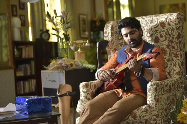 অবাক হয় চিঠি। তারপর? প্রেম হবে এই দুই অসম মানুষের মধ্যে? উত্তর মিলবে গল্পেই।