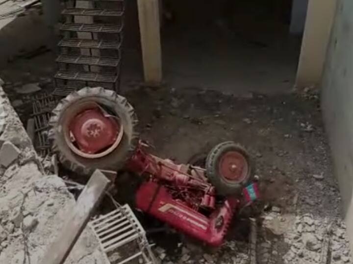 Rajasthan News speeding tractor along with driver fell below culvert Trolley stuck above ANN Kota News: अनियंत्रित होकर चंबल पुलिया से नीचे गिरा तेज रफ्तार ट्रैक्टर, चपेट में आने से ड्राईवर घायल