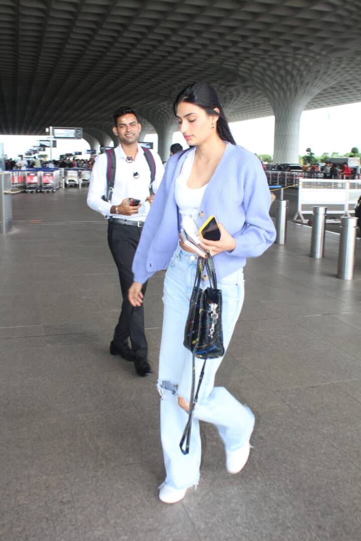 मीडिया रिपोर्ट की माने तो केएल राहुल और अथिया शेट्टी करीबन 1 महीने तक जर्मनी में ही रहेंगे. ऐसा में अथिया शेट्टी अपने बॉयफ्रेंड को अकेला छोड़ दें ऐसा तो हो ही नहीं सकता.