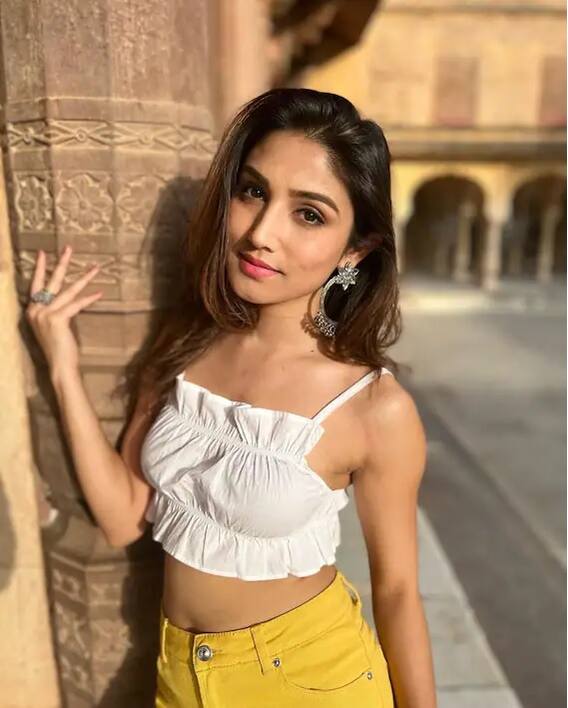 बिग बॉस की एक्स कंटेस्टेंट डोनल बिष्ट ने अपने गॉर्जियस लुक से बढ़ाया इंटरनेट का तापमान, देखें फोटो
