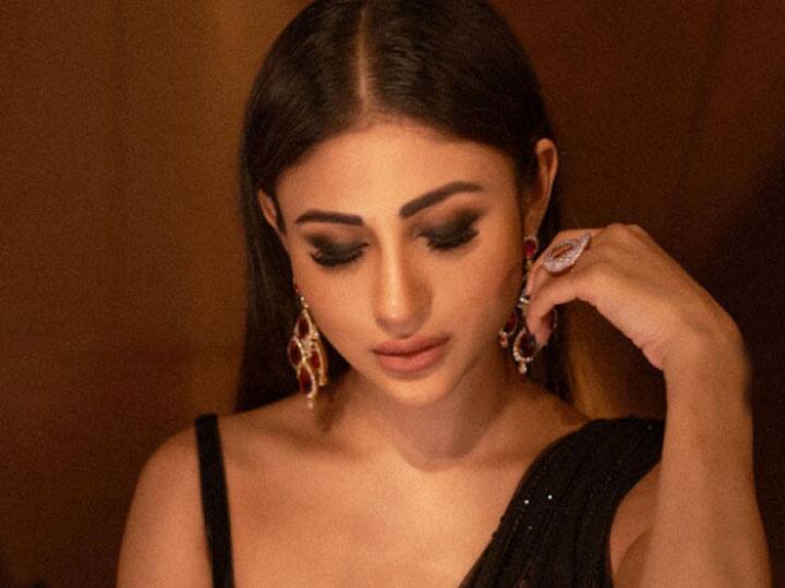 टीवी और बॉलीवुड एक्ट्रेस मौनी रॉय इन दिनों अपनी अपकमिंग फिल्म ब्रह्मास्त्र को लेकर चर्चा में हैं. फिल्म से मौनी का खरनाक लुक हाल ही में सामने आया था. फिलहाल मौनी की लेटेस्ट फोटोशूट इंटरनेट पर वायरल हो रही है, जिसमें उनका कातिलाना अंदाज देख नजरें हटाना मुश्किल हो जाएगा.