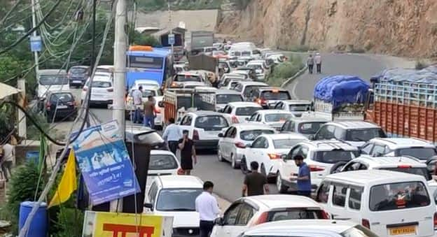 15 km long traffic jam on Chandigarh-Shimla highway, see video ਚੰਡੀਗੜ੍ਹ-ਸ਼ਿਮਲਾ ਹਾਈਵੇ 'ਤੇ 15 Km ਤੱਕ ਲੰਬਾ ਜਾਮ, ਵੇਖੋ ਵੀਡੀਓ