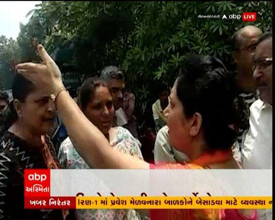 વડોદરામાં સ્થાનિકોએ પાણી મુદ્દે કોર્પોરેટરનો કર્યો ઘેરાવ