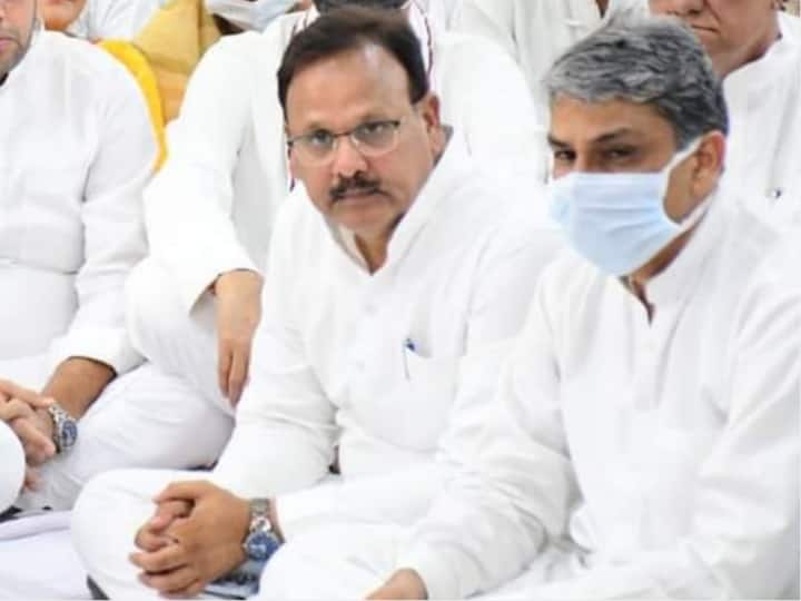 Rajasthan News Congress MLA Amin Kagzi sitting on strike at the house of Health Minister Parsadi Lal Meena in Jaipur Rajasthan News: अपनी ही सरकार के मंत्री के घर के बाहर धरने पर बैठे कांग्रेस विधायक, इस मामले को लेकर जताई नाराजगी