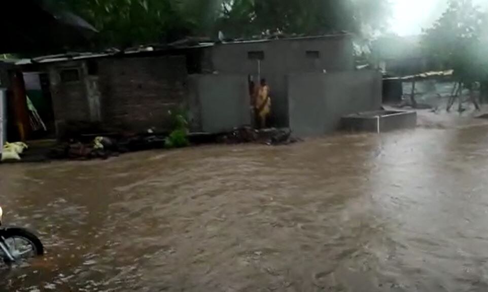 Nanded Rain : नांदेडमधील जांभळा परीसरात ढगफुटी सदृश्य पाऊस, हजारो हेक्टरवरील पिकं गेली वाहून 