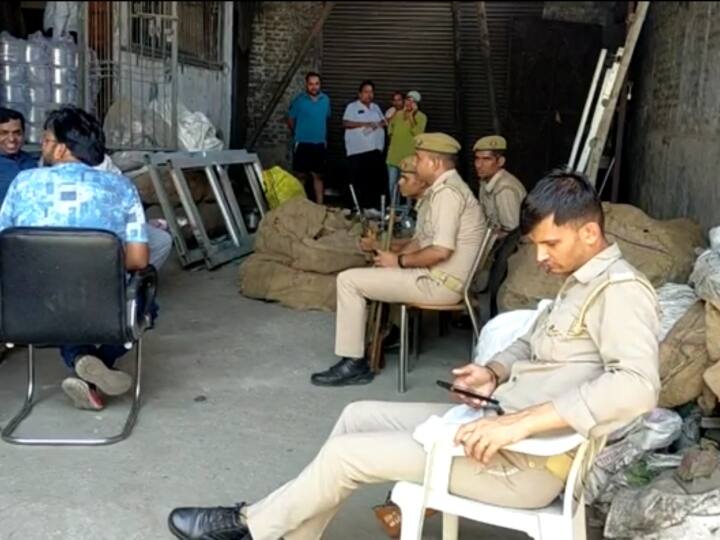 Hapur Uttar Pradesh Special GST Department Ghaziabad SIB raided house of utensil trader for tax evasion ANN Hapur News: बर्तन व्यापारी के घर और फैक्ट्री में SIB की छापेमारी, 25 लाख की टैक्स चोरी का खुलासा, व्यापारियों में मचा हड़कंप