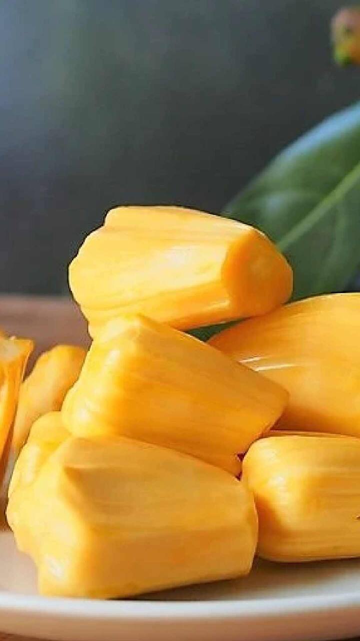 कच्च्या फणसात कमी ग्लायसेमिक इंडेक्स असतो, जो रक्तातील साखरेची पातळी संतुलित ठेवण्यास मदत करतो. यामध्ये असलेली नैसर्गिक साखर आणि फायबर रक्तातील साखरेची पातळी संतुलित ठेवण्यास मदत करतात. हे शरीरातील ग्लुकोज आणि इन्सुलिनच्या उत्सर्जनाचे नियमन करून आणि इन्सुलिन संवेदनशीलता सुधारून मधुमेहाची लक्षणे प्रतिबंधित आणि व्यवस्थापित करण्यात मदत करते.