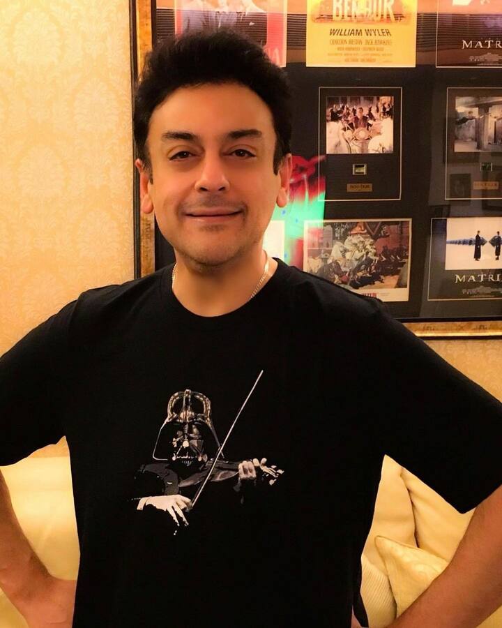 आपको बता दें, फैट बढ़ने की वजह से अदनान सामी के फेफडों के पास फैट जमा होने लगी थी. सिंगर को सांस लेने में दिक्कत होने लगी थी.