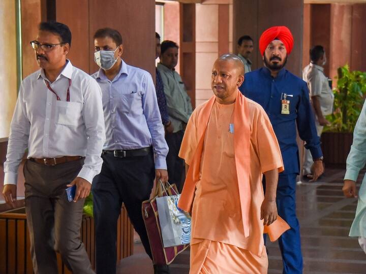 UP News: बाल-बाल बचे CM योगी, हेलिकॉप्टर से पक्षी टकराने के बाद हुई इमरजेंसी लैंडिंग Uttar CM Yogi Adityanath narrowly survived after emergency landing after a bird collided with a helicopter UP News: बाल-बाल बचे CM योगी, हेलिकॉप्टर से पक्षी टकराने के बाद हुई इमरजेंसी लैंडिंग