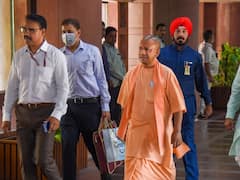 UP News: बाल-बाल बचे CM योगी, हेलिकॉप्टर से पक्षी टकराने के बाद हुई इमरजेंसी लैंडिंग