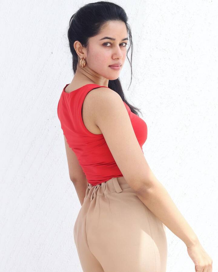 நீ சொல்லும் பல நூறில் நான் இல்லையே... உன் அழகான பல பூவில் தேன் இல்லையே..!