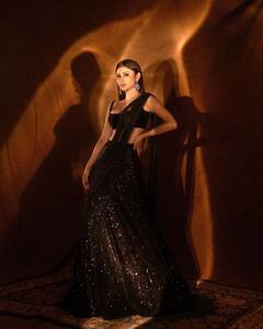 Mouni Roy Photos: બ્લેક કલરની સાડીમાં મૌની રોયનો કાતિલ અંદાજ, જુઓ બોલ્ડ તસવીરો