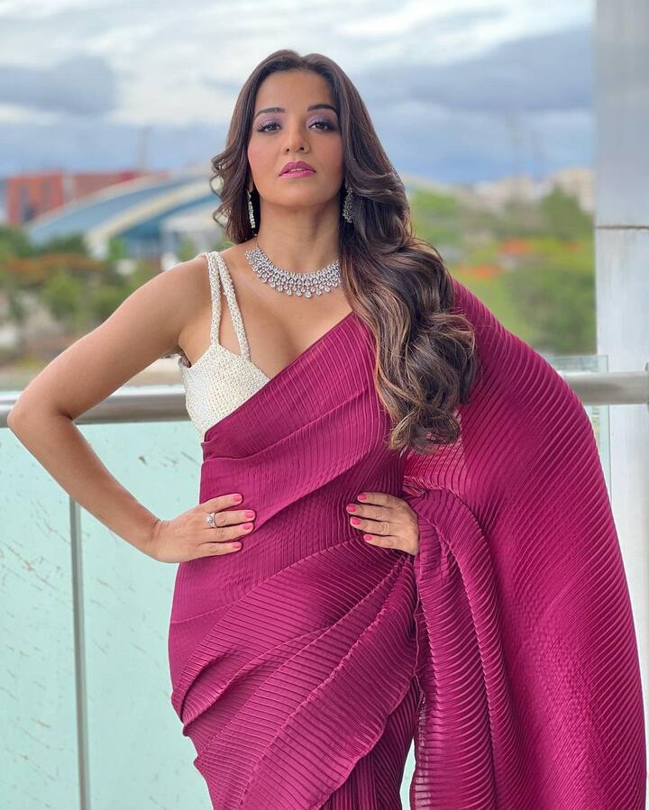 इस  लुक को कॉम्पलीमेंट करने  के लिए मोनालिसा ने डायमंड नेकलेस पहना है और अपने बालों को खुला छोड़ा है.