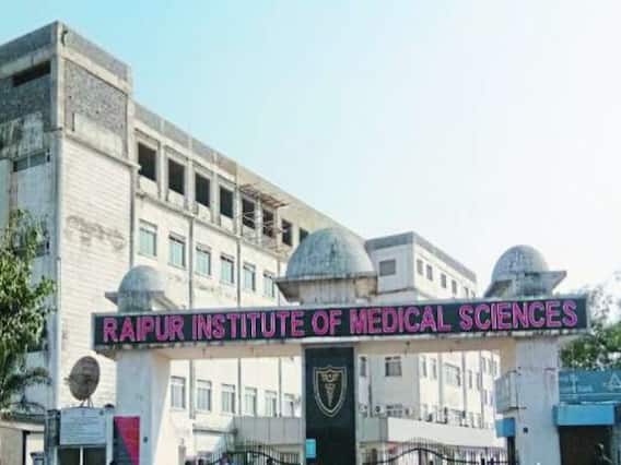 Raipur News: रिम्स प्रबंधन पर लगा मानवाधिकार हनन का आरोप, छात्रों ने दर्ज कराई शिकायत Raipur News: रिम्स प्रबंधन पर लगा मानवाधिकार हनन का आरोप, छात्रों ने दर्ज कराई शिकायत