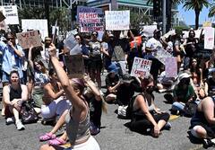 US Abortion Law: અમેરિકામાં ગર્ભપાતનો કાનૂની હક છીનવતા નારાજગી, અનેક શહેરોમાં લોકોએ રસ્તા પર ઉતરી કર્યુ વિરોધ પ્રદર્શન