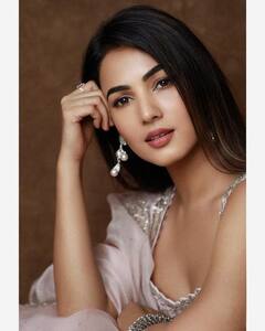 Sonal Chauhan: సోనాల్ చౌహన్ హాట్ ట్రీట్ - ఫొటోలు చూశారా?