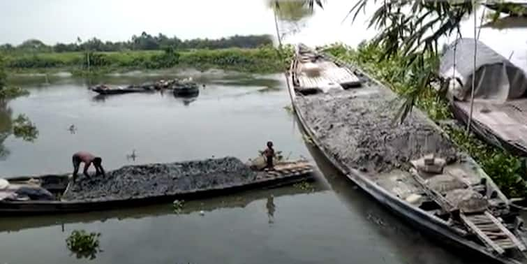 allegation of soil smuggling in bidyadhari river in north 24 paraganas North 24 Paraganas: বিদ্যাধরী নদী থেকে মাটি পাচারের অভিযোগ, শুরু রাজনৈতিক তরজা