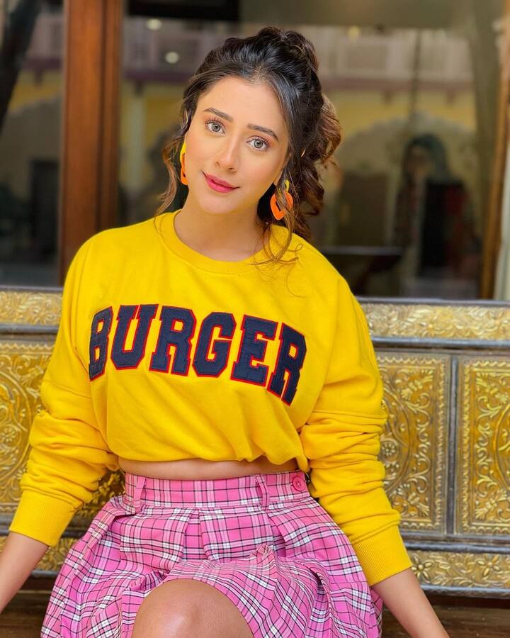 ‘वो तो है अलबेला’ फेम एक्ट्रेस हिबा नवाब (Hiba Nawab) टीवी की मशहूर एक्ट्रेसेस में से एक हैं और वेब सीरीज में भी अपनी पहचान बनाना चाहती हैं, लेकिन वह बस इस वजह से ऐसे सीरीज में आने से कतराती हैं, क्योंकि वह बोल्ड सींस नहीं फिल्माना चाहती हैं. उन्होंने एक इंटरव्यू में कहा था, “मैं खुद को एक्सपोज करने या बोल्ड सीन करने में सहज नहीं हूं. मेरा परिवार भी इसके खिलाफ है.”