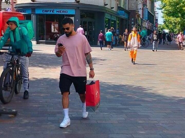 Virat Kohli walking freely on Leicester streets for shopping no crowd to bother Watch: न फैंस... न ही भीड़, लीसेस्टर की सड़कों पर कुछ इस तरह आजादी से शॉपिंग करते नजर आए विराट कोहली