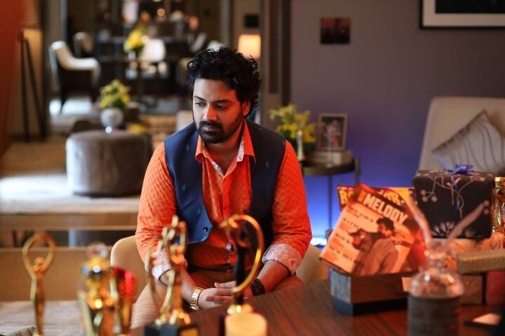 গানের সুরে ভর করে হাজার হাজার মানুষের মন জয় করেছেন গল্পের সাহেব। তার একঝলক দেখা পাওয়ার জন্য বাড়ির সামনে ভীড় জমে। কিন্তু হঠাৎ একটা দুর্ঘটনা বদলে দেয় সবটা। দুর্ঘটনায় একটা পা হারিয়ে ফেলে সাহেব।