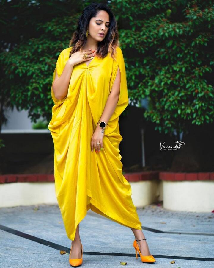 వరుస షోలతో బిజీగా ఉన్న ఈ బ్యూటీ సినిమాల్లో కూడా నటిస్తోంది.(Courtesy: Anasuya Instagram)