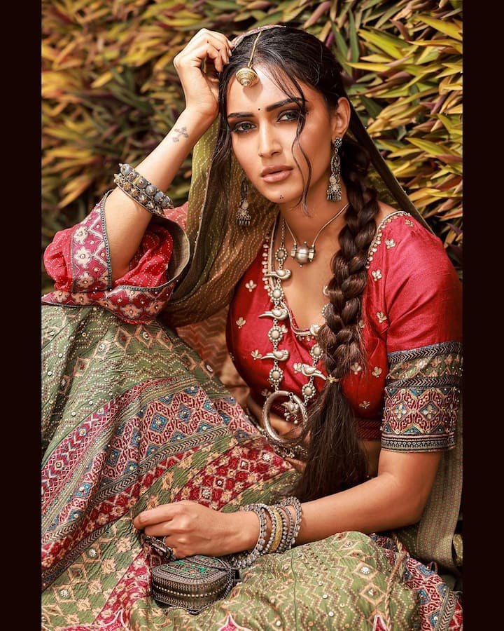 टीवी एक्ट्रेस एरिका फर्नांडिस (Erica Fernandes) हमेशा अपने विचारों को लेकर मुखर रही हैं. उन्होंने भी कहा था कि, वह ऐसे सींस करने में सहज नहीं हैं. एक्ट्रेस ने अपने इंटरव्यू में यहां तक कह दिया था कि, शो की कमाई के लिए जानबूझकर ऐसे सींस को जोड़ा जाता है. वह कई ऑफर को इस वजह से मना भी कर चुकी हैं.