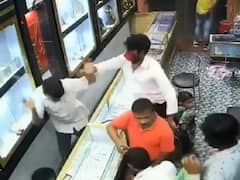 கையில் துப்பாக்கி... திடீர் தாக்குதல்.. குறி வைக்கப்பட்ட நகைக்கடை! பதைபதைக்கும் வீடியோ