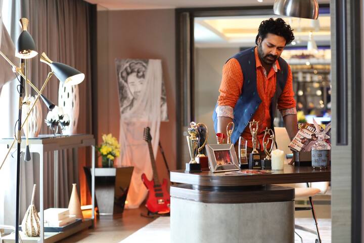 ধারাবাহিক 'সাহেবের চিঠি' -তে ছোটপর্দায় জুটি বাঁধছেন প্রতীক সেন এবং দেবচন্দ্রিমা সিংহ রায়। এই ধারাবাহিকের গল্পে প্রতীকের চরিত্রের নাম সাহেব । আর দেবচন্দ্রিমাকে দেখা যাবে চিঠির ভূমিকায় । চিঠি একজন পিওন।