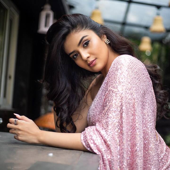 శ్రీముఖిని చూసి చాలా మంది హీరోయిన్ ఎందుకు కాలేకపోయిందా అనుకుంటారు, కాలం కలిసి రాక అని చెప్పక తప్పదు. -Image Credit:Sreemukhi/Instagram