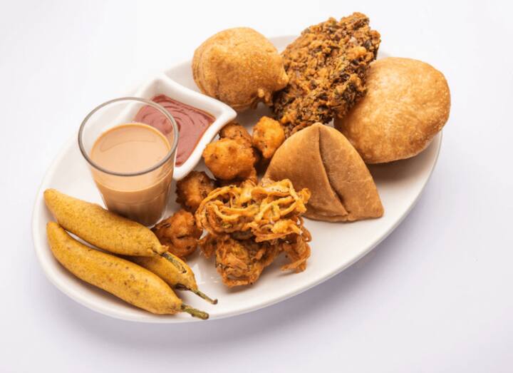 रात के समय हल्का-फूल्का आहार खाने की सलाह दी जाती है. अगर आप रात में हैवी खाना खाते हैं, तो इससे एसिडिटी, ब्लोटिंग, मोटापा जैसी कई परेशानियां बढ़ सकती हैं. इसलिए रात के समय कुछ चीजों के परहेज करने की जरूरत होती है. आइए जानते हैं रात में किन चीजों का न करें सेवन? (Photo - Freepik)