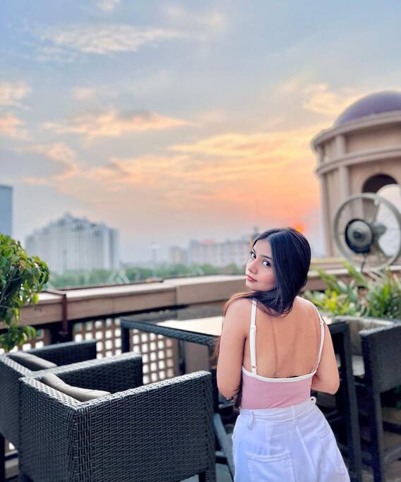 Urfi Javed Sister Dolly Javed Is Too Glamorous See Photos Urfi Javed