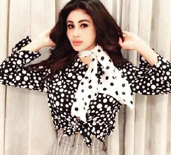 अभिनेत्री मौनी रॉयचा किलर लूक पाहा